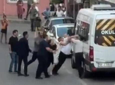 Husumetli komşuların keserli, yumruklu kavgası: 3 gözaltı Husumetli komşuların keserli, yumruklu kavgası: 3 gözaltı