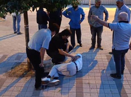 Motosiklet kazasını duyan doktor duvardan atlayıp yaralının imdadına koştu Motosiklet kazasını duyan doktor duvardan atlayıp yaralının imdadına koştu