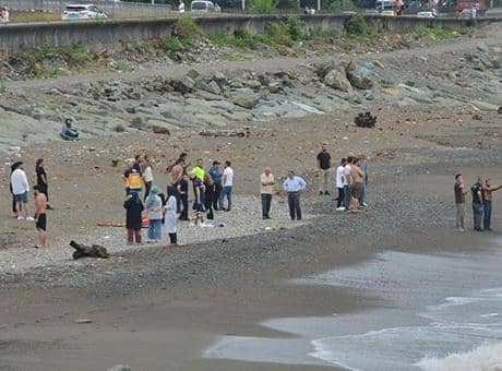 Rize'de denize giren 2 kardeşten 1'i öldü, diğeri kayıp Rize'de denize giren 2 kardeşten 1'i öldü, diğeri kayıp