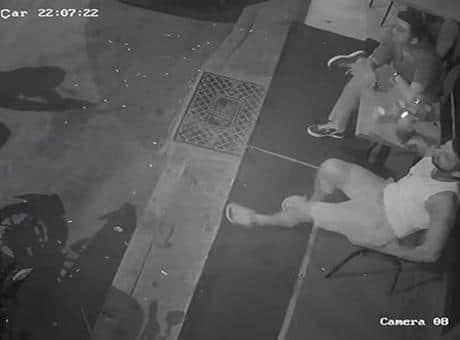İzmir’de MMA şampiyonuna silahlı saldırı! 'Doğan sen misin?' deyip ateş etti İzmir’de MMA şampiyonuna silahlı saldırı! 'Doğan sen misin?' deyip ateş etti