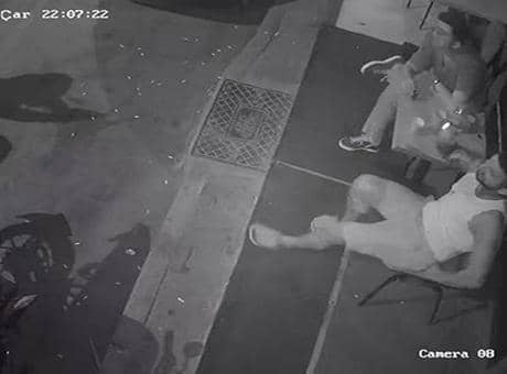 İzmir’de MMA şampiyonuna silahlı saldırı! 'Doğan sen misin?' deyip ateş etti İzmir’de MMA şampiyonuna silahlı saldırı! 'Doğan sen misin?' deyip ateş etti