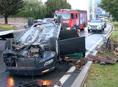Ataşehir'de feci kaza! Kaldırıma çıktı, takla attı Ataşehir'de feci kaza! Kaldırıma çıktı, takla attı
