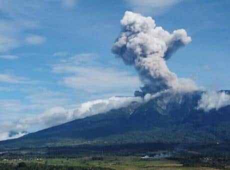 Endonezya'daki Merapi Yanardağı'nda patlama: Lavlar 2 kilometreye ulaştı Endonezya'daki Merapi Yanardağı'nda patlama: Lavlar 2 kilometreye ulaştı