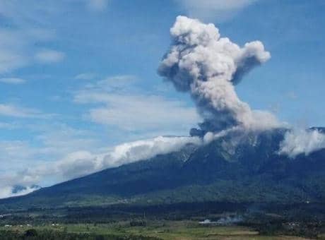 Endonezya'daki Merapi Yanardağı'nda patlama: Lavlar 2 kilometreye ulaştı Endonezya'daki Merapi Yanardağı'nda patlama: Lavlar 2 kilometreye ulaştı