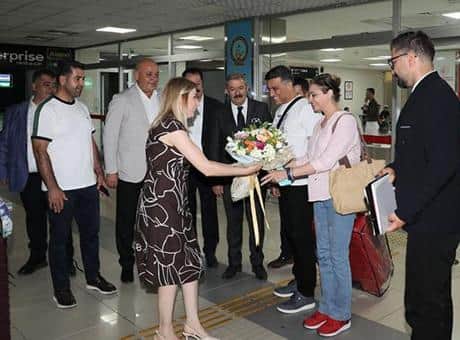Van-Tahran arasında ilk uçuş gerçekleşti: İranlı turistler çiçeklerle karşılandı Van-Tahran arasında ilk uçuş gerçekleşti: İranlı turistler çiçeklerle karşılandı