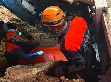 Elazığ'da kaynak suyu hattı kazısında göçük! 1 işçi hayatını kaybetti Elazığ'da kaynak suyu hattı kazısında göçük! 1 işçi hayatını kaybetti