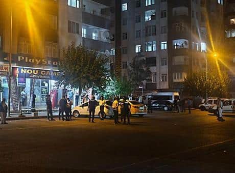 Diyarbakır'da otomobilden ateş açılması sonucu 3 kişi yaralandı Diyarbakır'da otomobilden ateş açılması sonucu 3 kişi yaralandı
