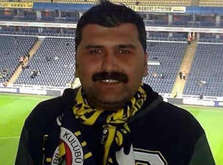 Fenerbahçe-Beşiktaş derbisinde statta kahreden olay! Kalp krizi geçiren gazi hayatını kaybetti Fenerbahçe-Beşiktaş derbisinde statta kahreden olay! Kalp krizi geçiren gazi hayatını kaybetti