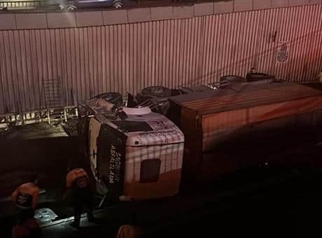 Avcılar'da asfalt kamyonu alt geçide düştü: Yol çift yönlü trafiğe kapatıldı Avcılar'da asfalt kamyonu alt geçide düştü: Yol çift yönlü trafiğe kapatıldı