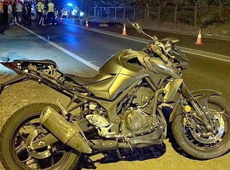 Devrilen motosikletten midibüsün altına savrulan sürücü hayatını kaybetti Devrilen motosikletten midibüsün altına savrulan sürücü hayatını kaybetti