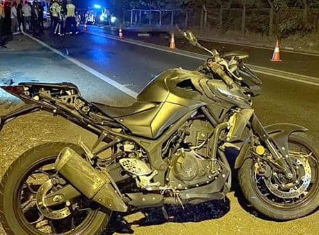Devrilen motosikletten midibüsün altına savrulan sürücü hayatını kaybetti Devrilen motosikletten midibüsün altına savrulan sürücü hayatını kaybetti