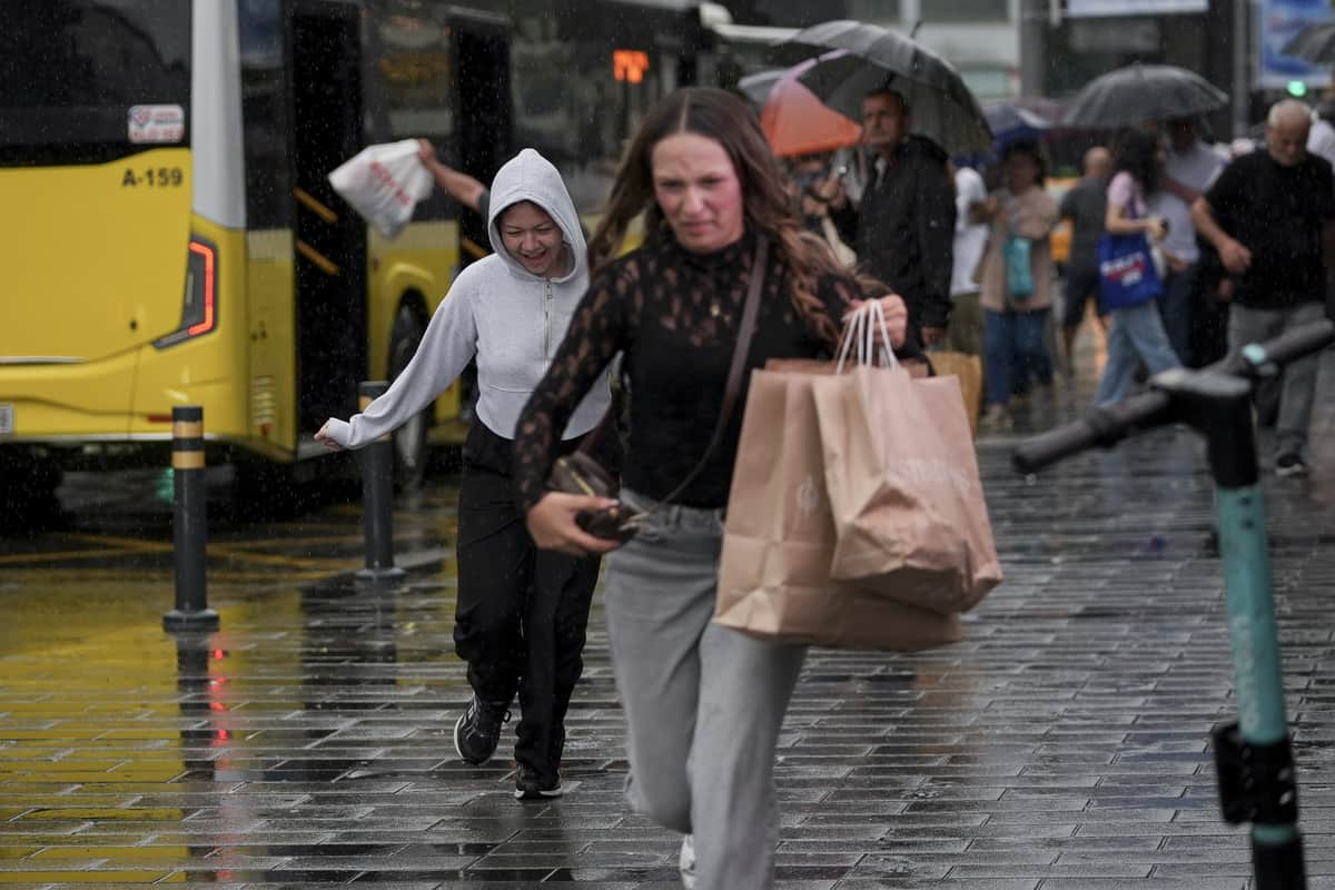 Balkanlardan serin ve yağışlı hava geldi | Bu illerde yaşayanlar dikkat, fırtına uçuracak Balkanlardan serin ve yağışlı hava geldi | Bu illerde yaşayanlar dikkat, fırtına uçuracak