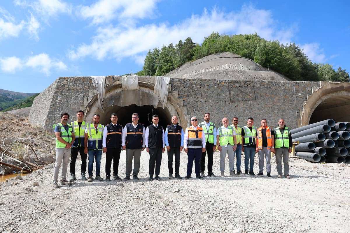 Geminbeli Tüneli'nin kış gelmeden hizmete açılması planlanıyor Geminbeli Tüneli'nin kış gelmeden hizmete açılması planlanıyor