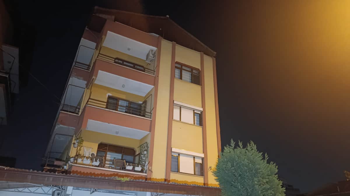Kocaeli'de 4 katlı bina boşaltıldı. Kolon ve kirişlerinden ses geldi Kocaeli'de 4 katlı bina boşaltıldı. Kolon ve kirişlerinden ses geldi