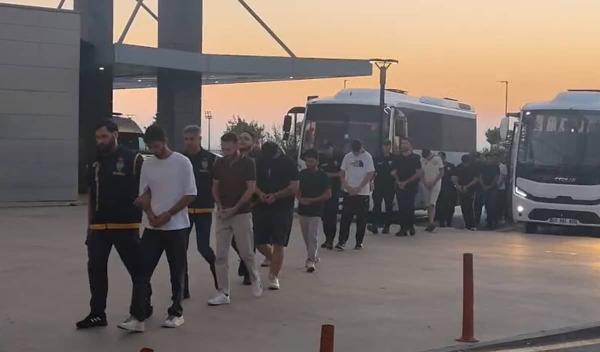 300 milyon liralık para trafiği soruşturmasında 19 şüpheli adliyede 300 milyon liralık para trafiği soruşturmasında 19 şüpheli adliyede