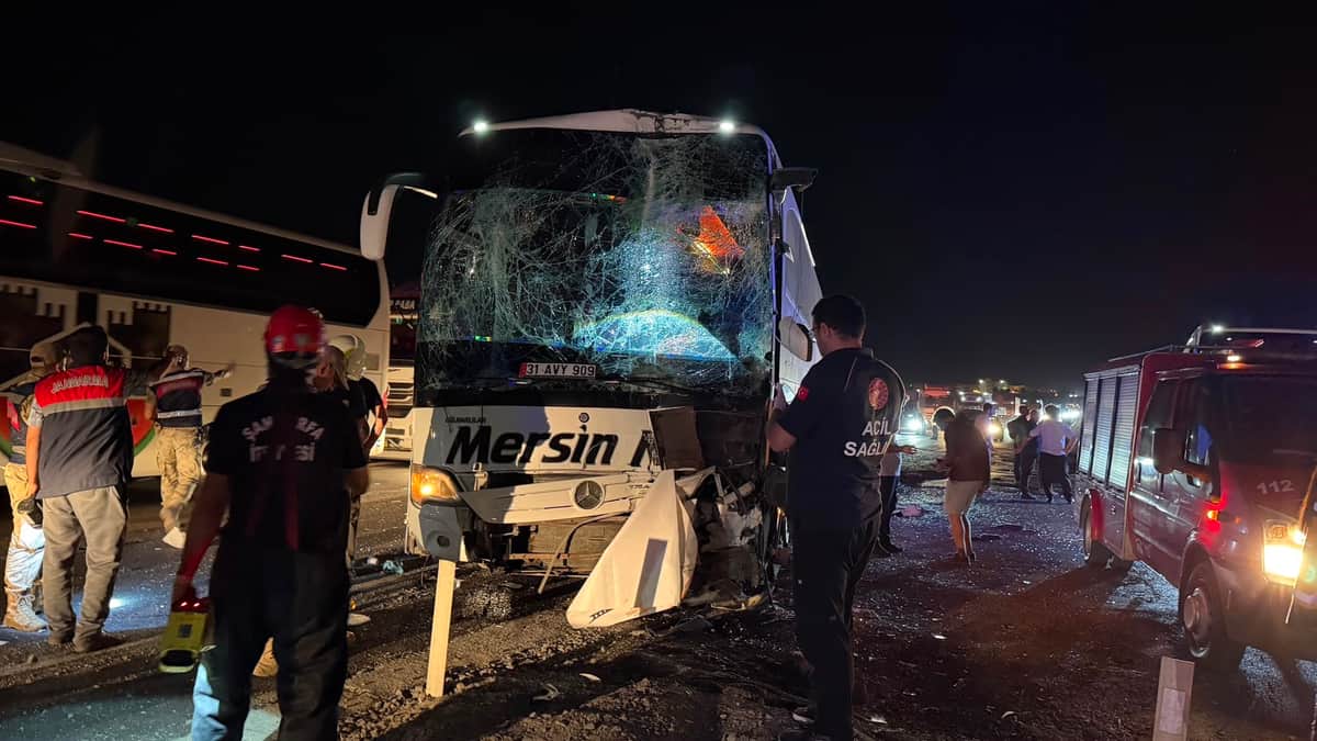Şanlıurfa'da iki yolcu otobüsü çarpıştı, 13 kişi yaralandı Şanlıurfa'da iki yolcu otobüsü çarpıştı, 13 kişi yaralandı