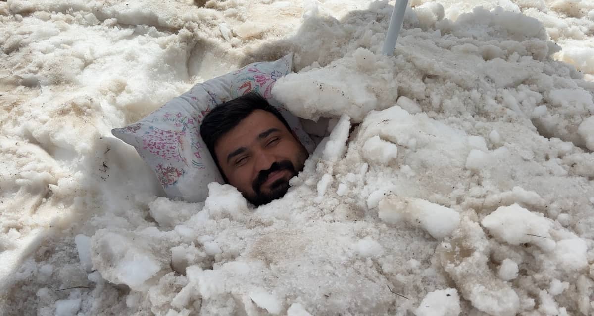 Erzincan’da ilginç serinleme yöntemi. Sıcaktan bunalıp karın içine girdi Erzincan’da ilginç serinleme yöntemi. Sıcaktan bunalıp karın içine girdi