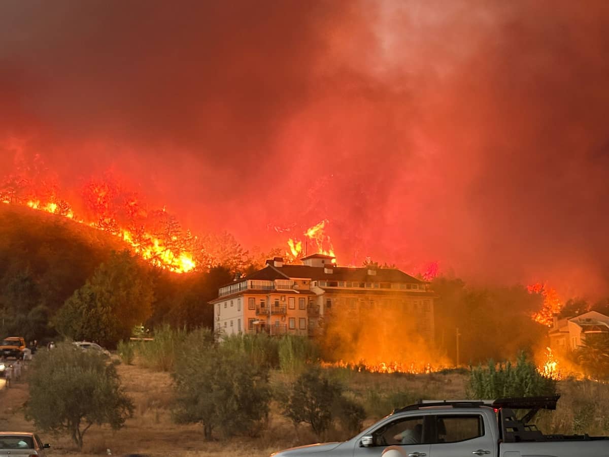 Yangın Fethiye'yi kuşattı, konutlar boşaltılıyor Yangın Fethiye'yi kuşattı, konutlar boşaltılıyor