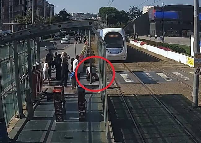 Yürekleri ağza getiren an: Güvenlik görevlisinden hayat kurtaran refleks Yürekleri ağza getiren an: Güvenlik görevlisinden hayat kurtaran refleks