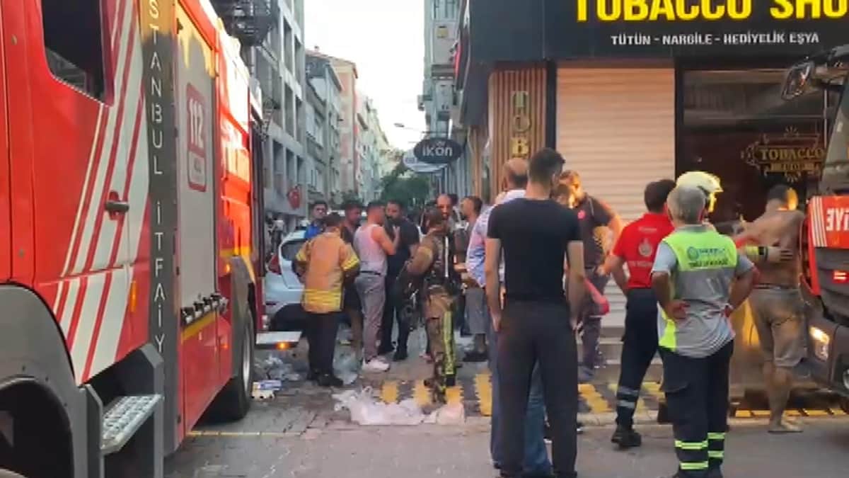 Bakırköy'de otelde yangın: Ekipler müdahale ediyor Bakırköy'de otelde yangın: Ekipler müdahale ediyor