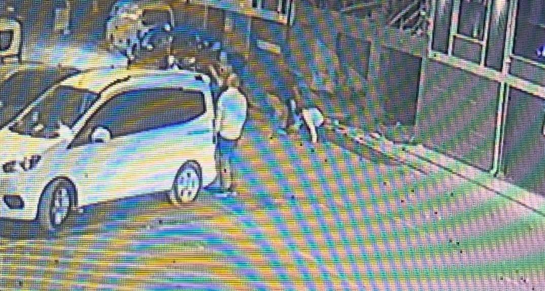 Araç ticareti silahlı kavgaya döndü. O anlar kamerada Araç ticareti silahlı kavgaya döndü. O anlar kamerada