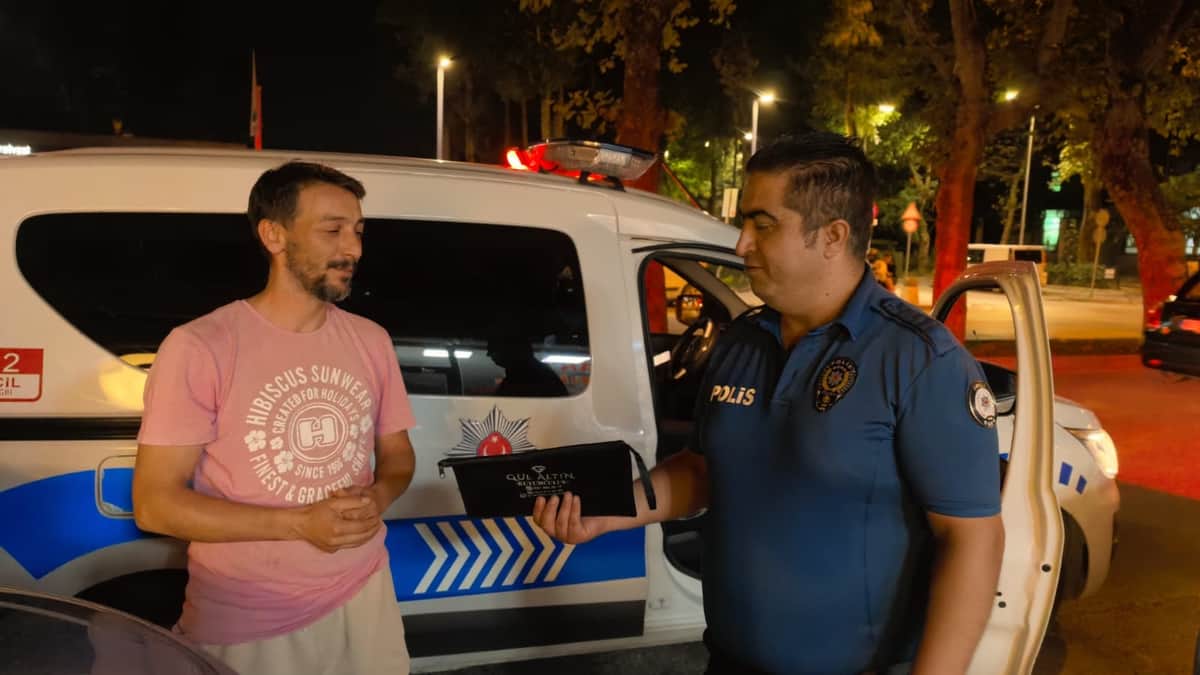 Aracın üzerinde bulduğu çantadaki parayı polise teslim etti Aracın üzerinde bulduğu çantadaki parayı polise teslim etti