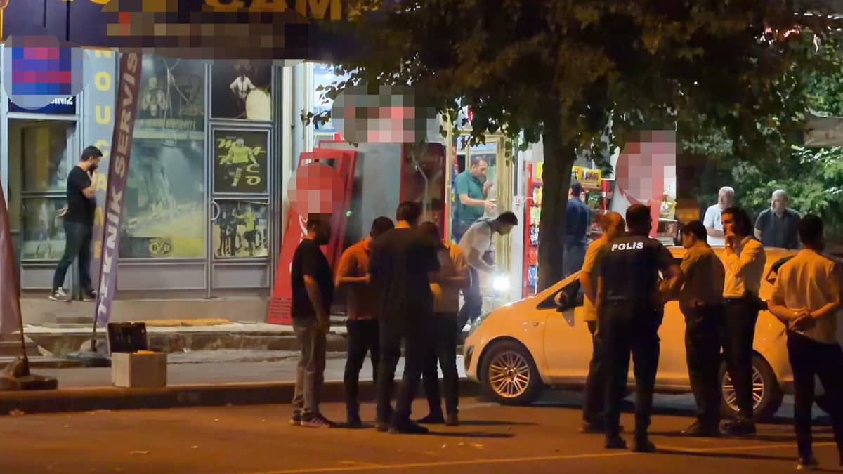 Oyun salonuna silahlı saldırı. 3 kişi yaralandı Oyun salonuna silahlı saldırı. 3 kişi yaralandı