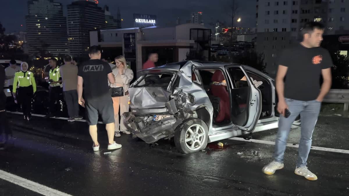 Esenyurt'ta 11 araç birbirine girdi. 2'si ağır 6 yaralı Esenyurt'ta 11 araç birbirine girdi. 2'si ağır 6 yaralı