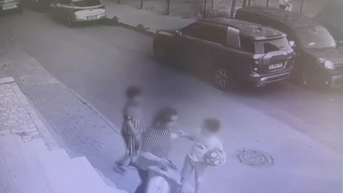 Silahlı kavgada sokakta oyun oynayan çocuk vuruldu Silahlı kavgada sokakta oyun oynayan çocuk vuruldu