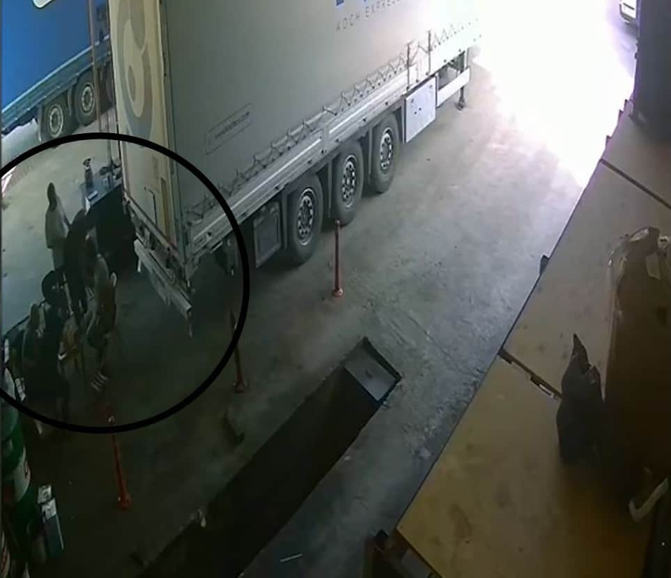 Nefes borusuna lokma tatlısı kaçtı, Heimlich manevrasıyla kurtarıldı Nefes borusuna lokma tatlısı kaçtı, Heimlich manevrasıyla kurtarıldı