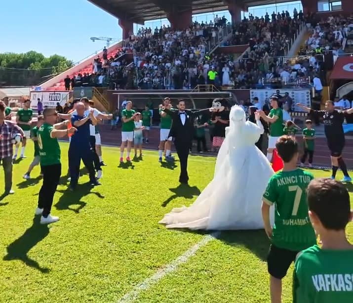 Nikah masasından tribüne geldiler. Gelin ve damat maç sonu sahada çiftetelli oynadı Nikah masasından tribüne geldiler. Gelin ve damat maç sonu sahada çiftetelli oynadı