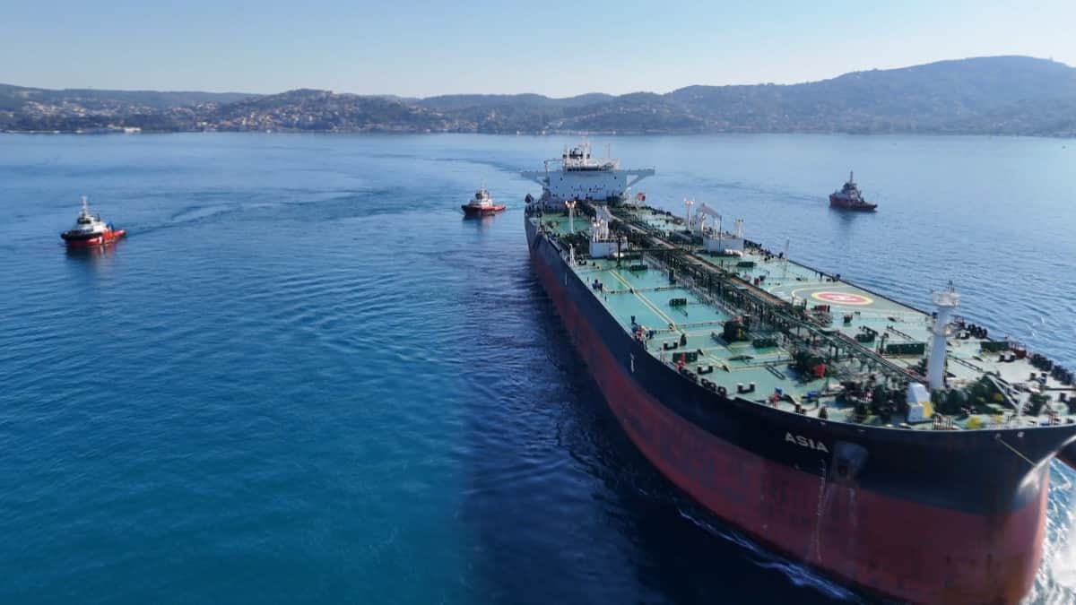 Rusya'da İHA saldırısına uğrayan tanker İstanbul Boğazı'nda Rusya'da İHA saldırısına uğrayan tanker İstanbul Boğazı'nda