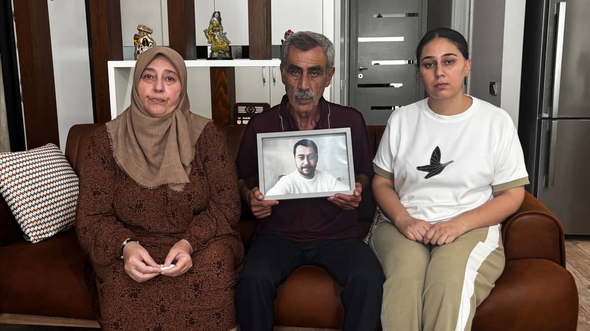 Elleri ve kolları bağlı ölü bulundu, ailesi başka şüpheliler olduğunu düşünüyor Elleri ve kolları bağlı ölü bulundu, ailesi başka şüpheliler olduğunu düşünüyor