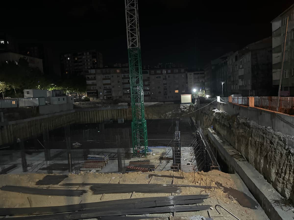 Sultangazi’de inşaatta toprak kayması. Çatlak oluşan sokak kapatıldı Sultangazi’de inşaatta toprak kayması. Çatlak oluşan sokak kapatıldı
