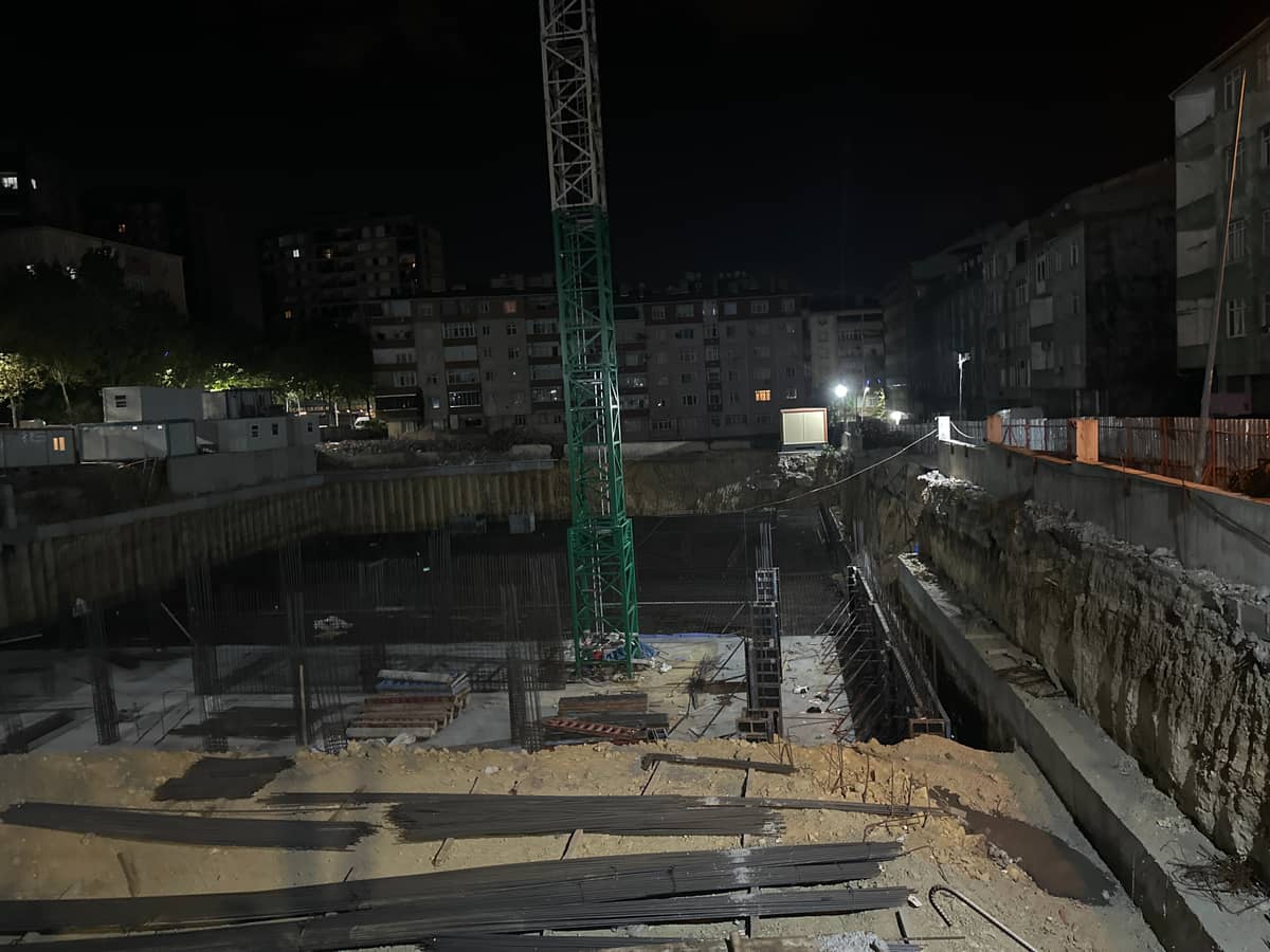 Sultangazi’de inşaatta toprak kayması. Çatlak oluşan sokak kapatıldı Sultangazi’de inşaatta toprak kayması. Çatlak oluşan sokak kapatıldı