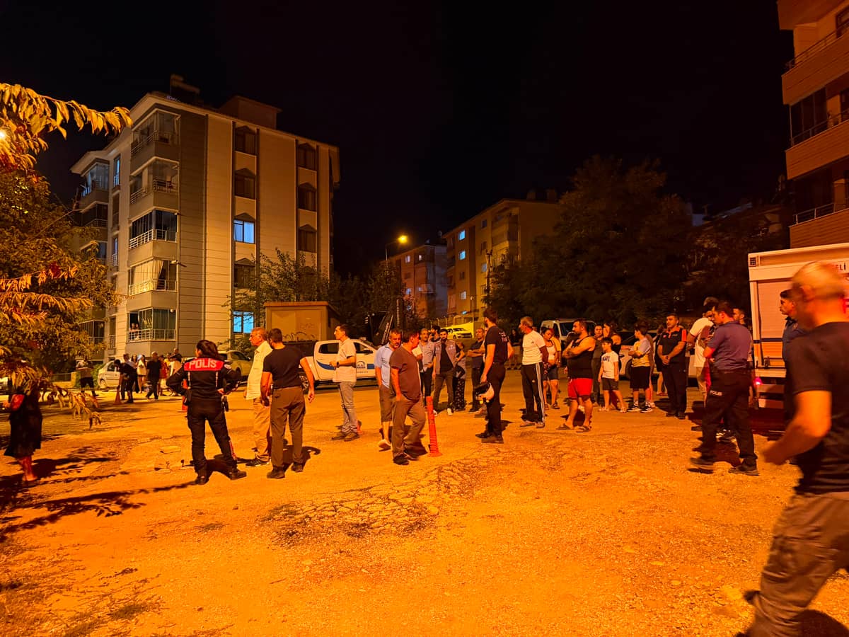 Toprak kayması nedeniyle 5 katlı bina tahliye edildi Toprak kayması nedeniyle 5 katlı bina tahliye edildi