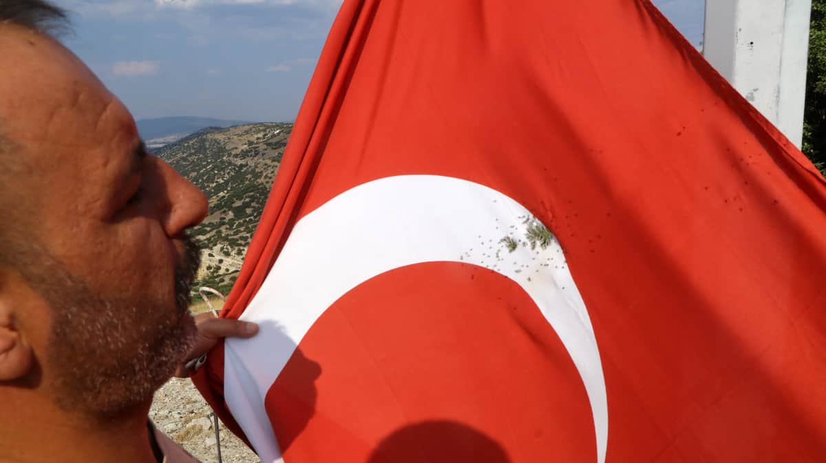 Burdur'da Türk bayrağına saldırı. Av tüfeği ile ateş ettiler Burdur'da Türk bayrağına saldırı. Av tüfeği ile ateş ettiler