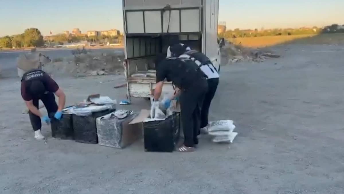 Zeytinburnu'nda uyuşturucu ticaretine darbe. 83 kilogram skunk ele geçirildi Zeytinburnu'nda uyuşturucu ticaretine darbe. 83 kilogram skunk ele geçirildi