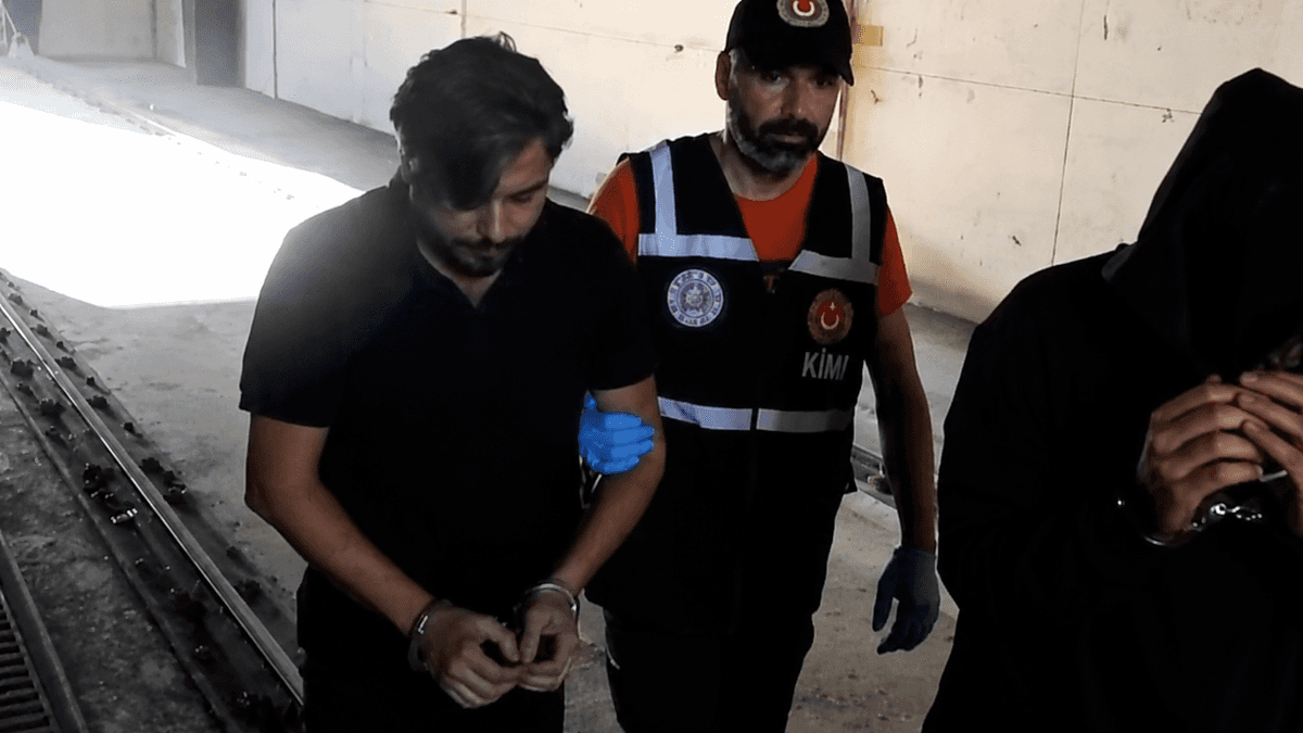 YouTuber Arif Kocabıyık, yurt dışına kaçmaya çalışırken TIR dorsesinde yakalandı YouTuber Arif Kocabıyık, yurt dışına kaçmaya çalışırken TIR dorsesinde yakalandı