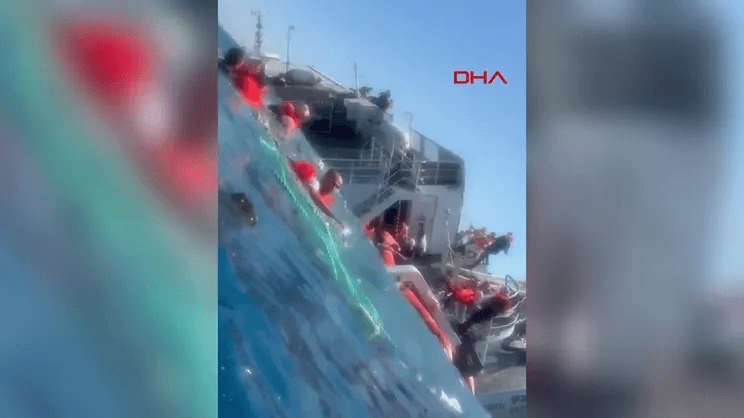 Girne açıklarında alabora olan gemiden yeni görüntüler ortaya çıktı Girne açıklarında alabora olan gemiden yeni görüntüler ortaya çıktı
