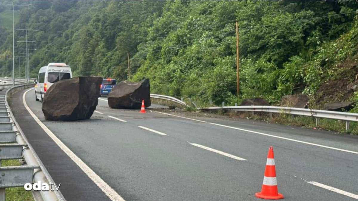 Yamaçtan kopan dev kayalar Karadeniz Sahil Yolu’na düştü Yamaçtan kopan dev kayalar Karadeniz Sahil Yolu’na düştü