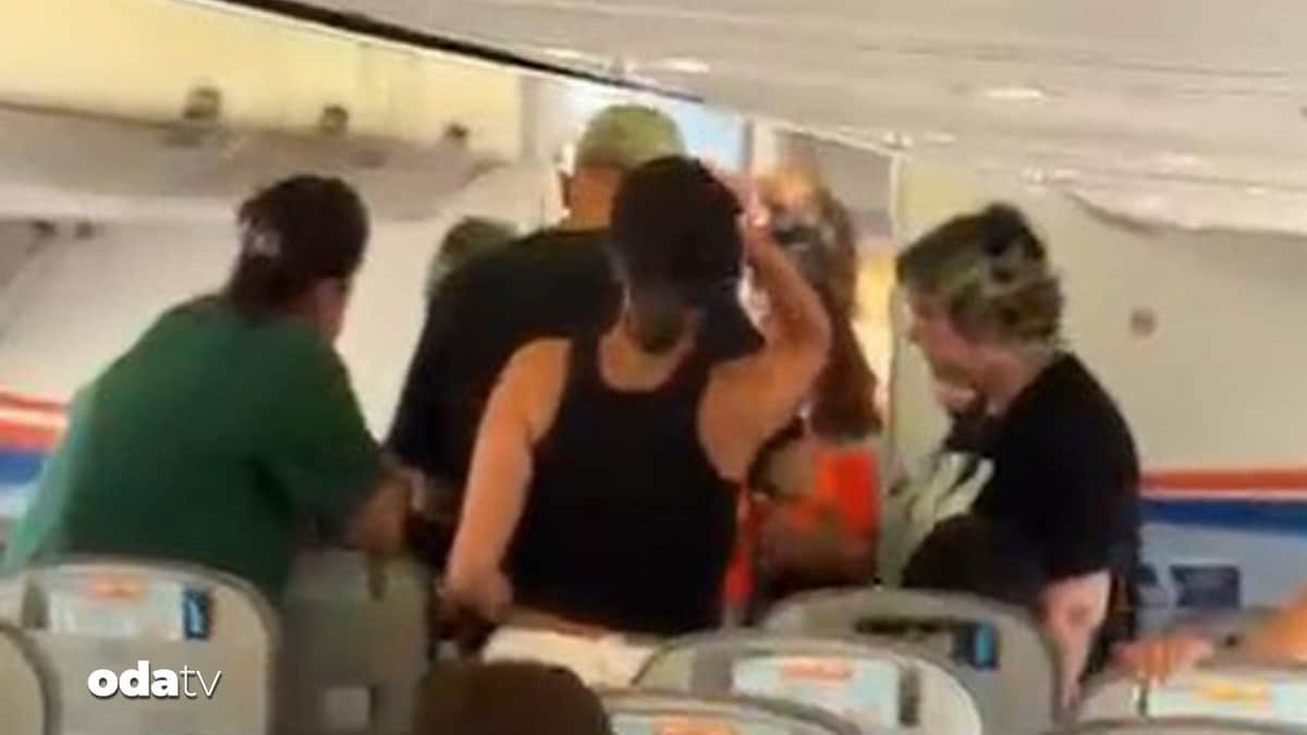 Antalya Havalimanı'nda yolcular uçakta saatlerce bekledi, bagaj krizi yaşadı Antalya Havalimanı'nda yolcular uçakta saatlerce bekledi, bagaj krizi yaşadı