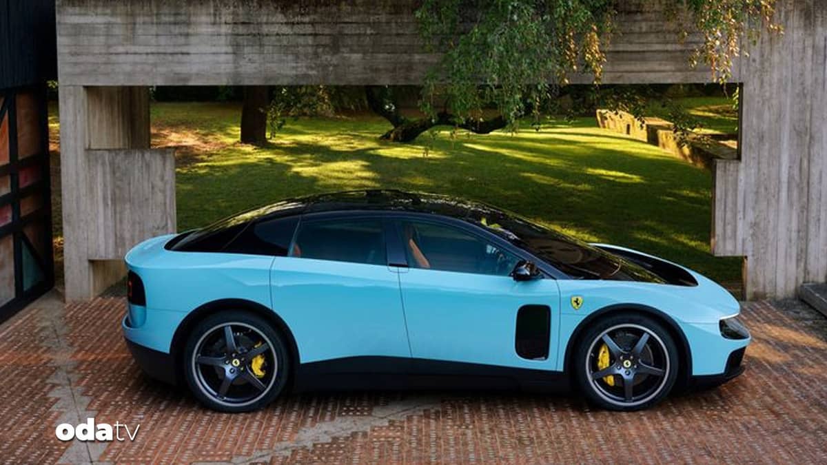 Ferrari'nin ilk elektrikli otomobili 2 milyara satıldı Ferrari'nin ilk elektrikli otomobili 2 milyara satıldı