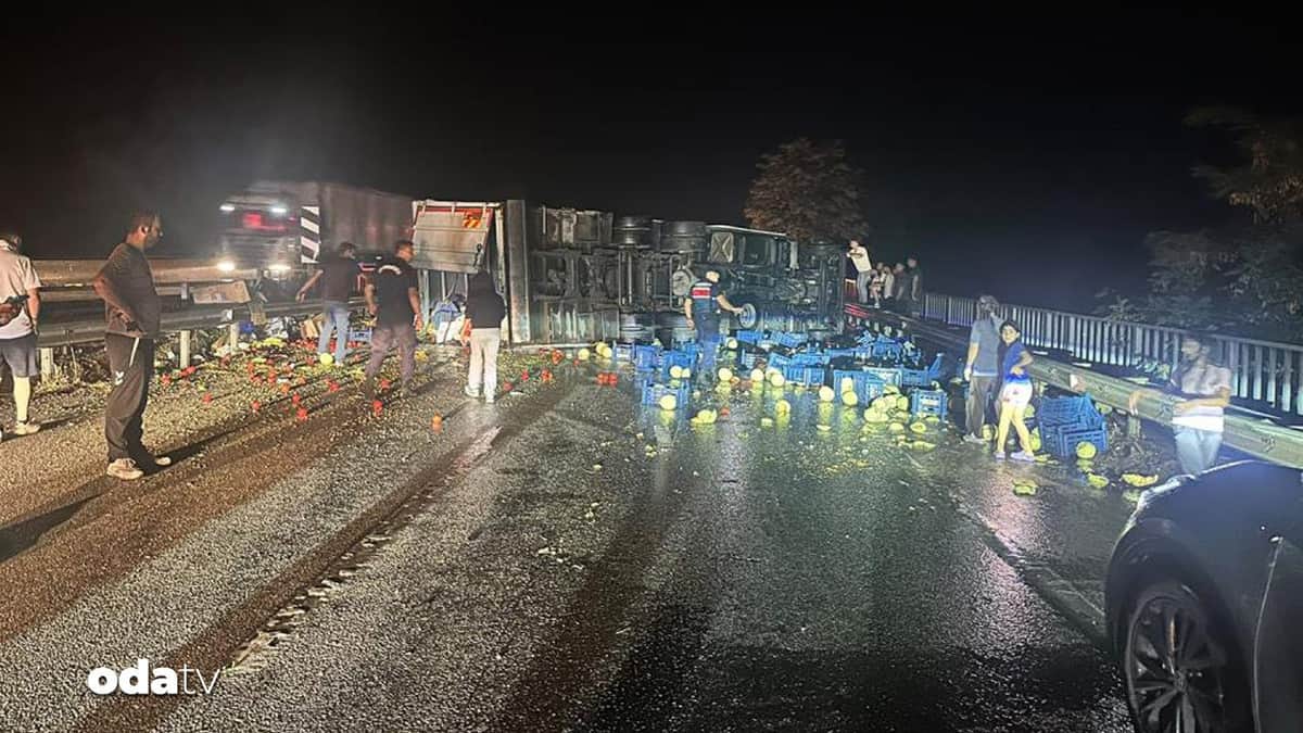 Manisa'da zincirleme kaza: Yol 3,5 saat kapandı Manisa'da zincirleme kaza: Yol 3,5 saat kapandı