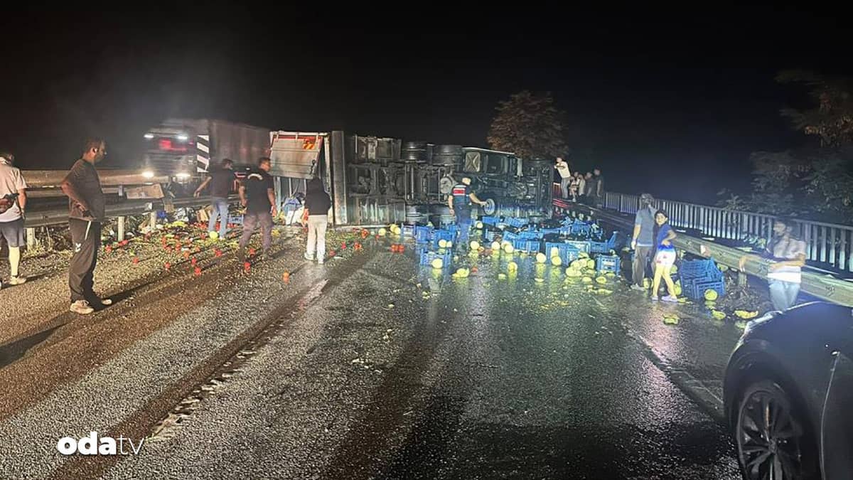 Manisa'da zincirleme kaza: Yol 3,5 saat kapandı Manisa'da zincirleme kaza: Yol 3,5 saat kapandı