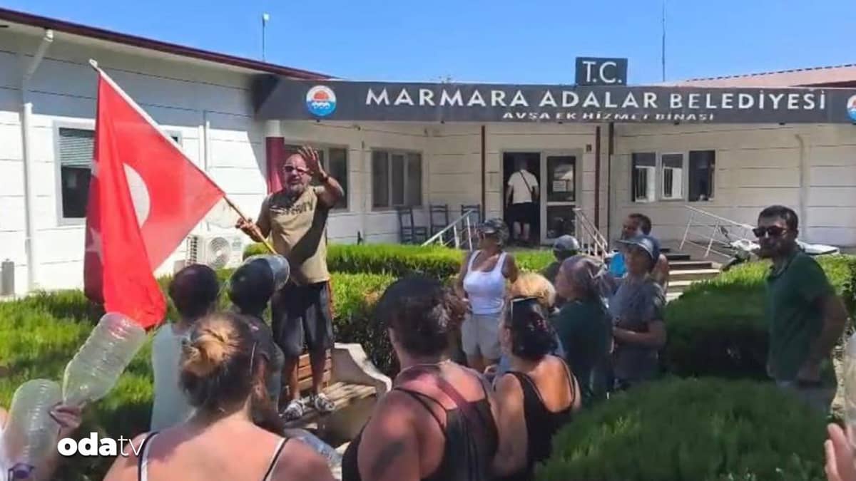 Avşa'da su protestosu: Konser değil, su istiyoruz Avşa'da su protestosu: Konser değil, su istiyoruz