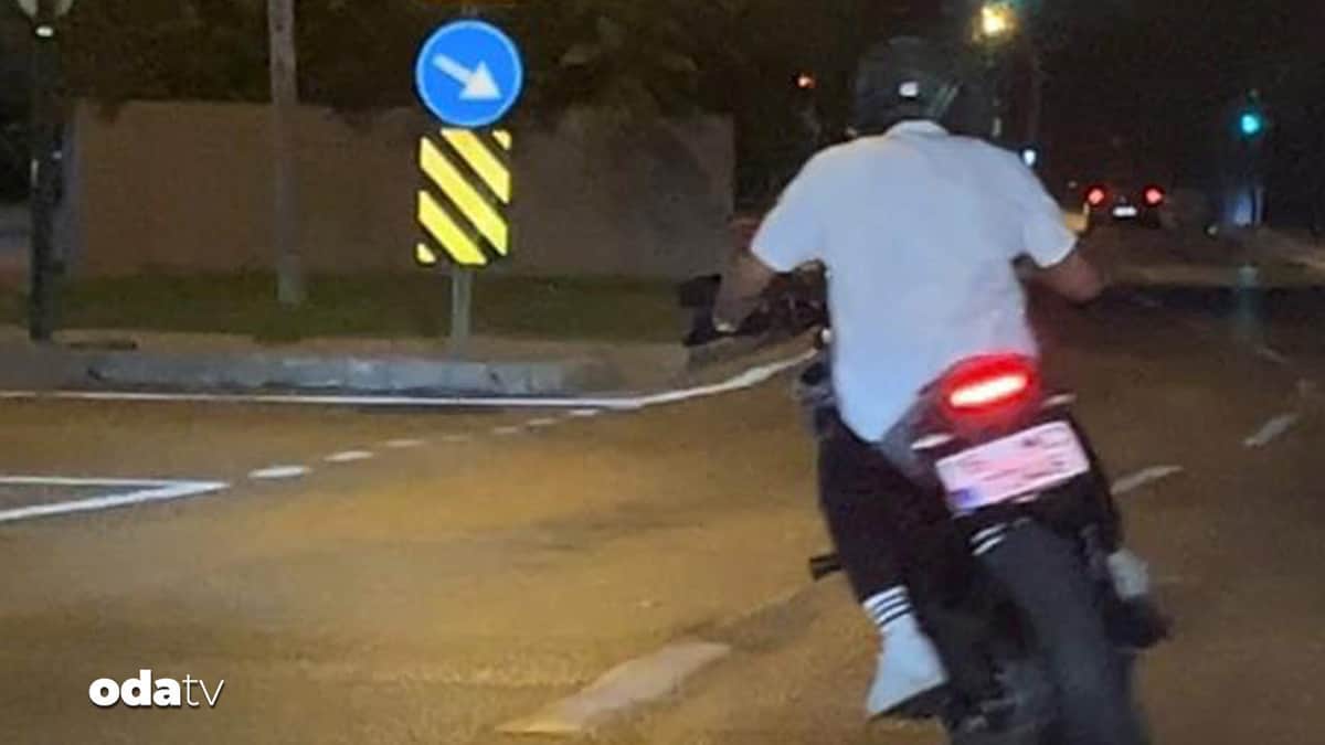Drift atarak trafiği tehlikeye sokan motosikletli kamerada Drift atarak trafiği tehlikeye sokan motosikletli kamerada