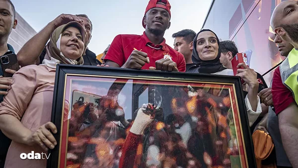Galatasaray taraftarından Osimhen'e 135 bin boncuklu sürpriz Galatasaray taraftarından Osimhen'e 135 bin boncuklu sürpriz