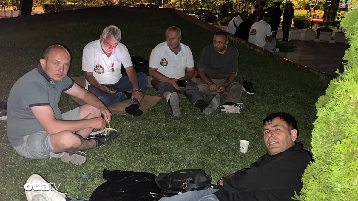 Şehit aileleri ve gaziler Bakanlık önünde yatıyor Şehit aileleri ve gaziler Bakanlık önünde yatıyor