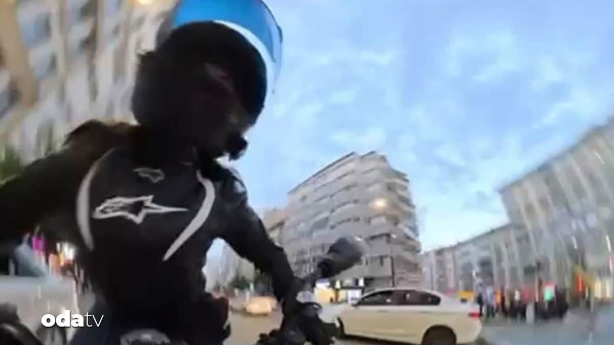 Motosiklet sürücüsü otomobile çarparak takla attı, o anlar kameraya yansıdı Motosiklet sürücüsü otomobile çarparak takla attı, o anlar kameraya yansıdı